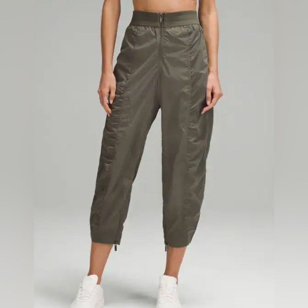 LULULEMON
Front-Zip Mid-Rise Ruched Crop - Army Green